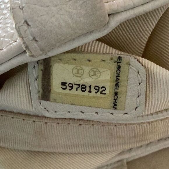 AUTHENTIC CHANEL WHITE LEATHER CC SHOULDER HANDBAG TOTE - Picture 7 of 15